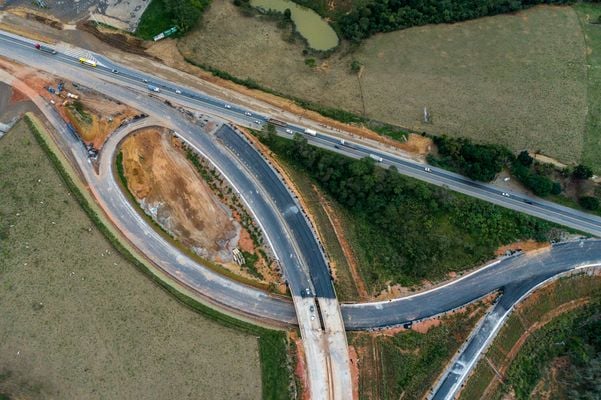 Trevo de acesso na BR 101. Obras na rodovia do Contorno do Mestre Álvaro na Serra