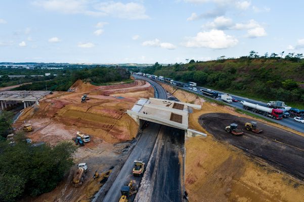 TObras na rodovia do Contorno do Mestre Álvaro na Serra por Vitor Jubini