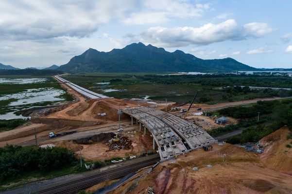 Trevo de acesso pela rodovia do Contorno. Obras na rodovia do Contorno do Mestre Álvaro na Serra por Vitor Jubini