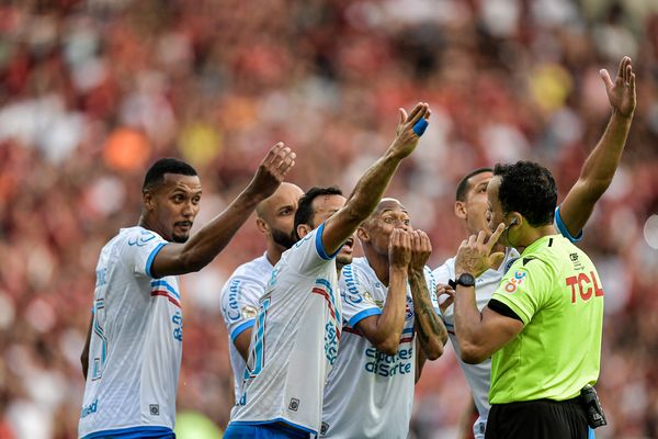 Zagueiros do Bahia reclamaram muito da arbitragem na partida contra o Flamengo