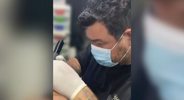 Ação gratuita será realizada pelo tatuador Eduardo Paz da Silva, que usa técnica de tatuagem 3D para desenhar mamilo e aréola do seio em mulheres que passaram por mastectomia