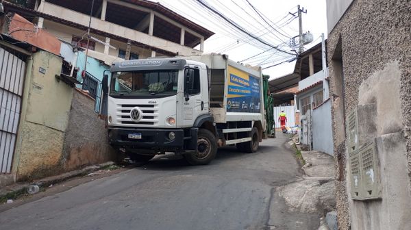 Caminhão do lixo bate em mureta em ladeira do bairro Zumbi em Cachoeiro