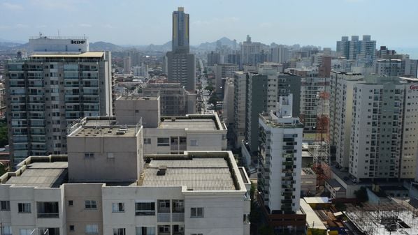 De 2016 para 2023, o número de apartamentos cresceu 27,5%, enquanto o de casas aumentou 13,7%, contribuindo para uma queda na porcentagem de casas e de uma elevação na de apartamentos