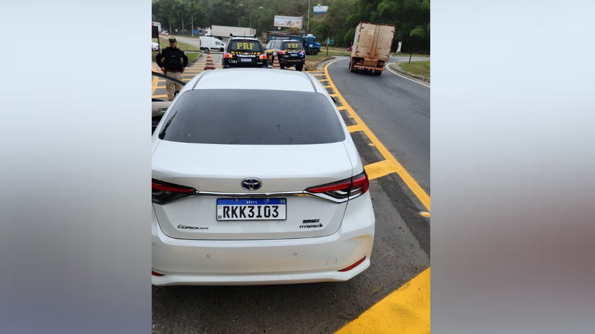 Motorista de 52 anos foi abordada pela Polícia Rodoviária Federal quando passava com o Toyota Corola de cor branca pelo km 415 da rodovia, na noite da última terça-feira (3)