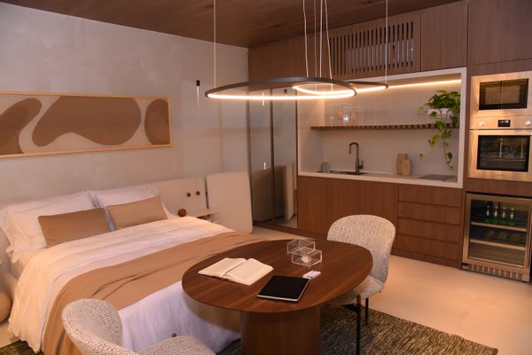 O projeto de Carol Del Piero explora os diferentes tecidos e texturas que valorizam a experiência visual e tátil