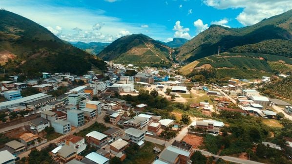 Vítima foi levada de helicóptero para o hospital da Serra neste sábado (7). Outro homem também ficou ferido e foi resgatado por ambulância