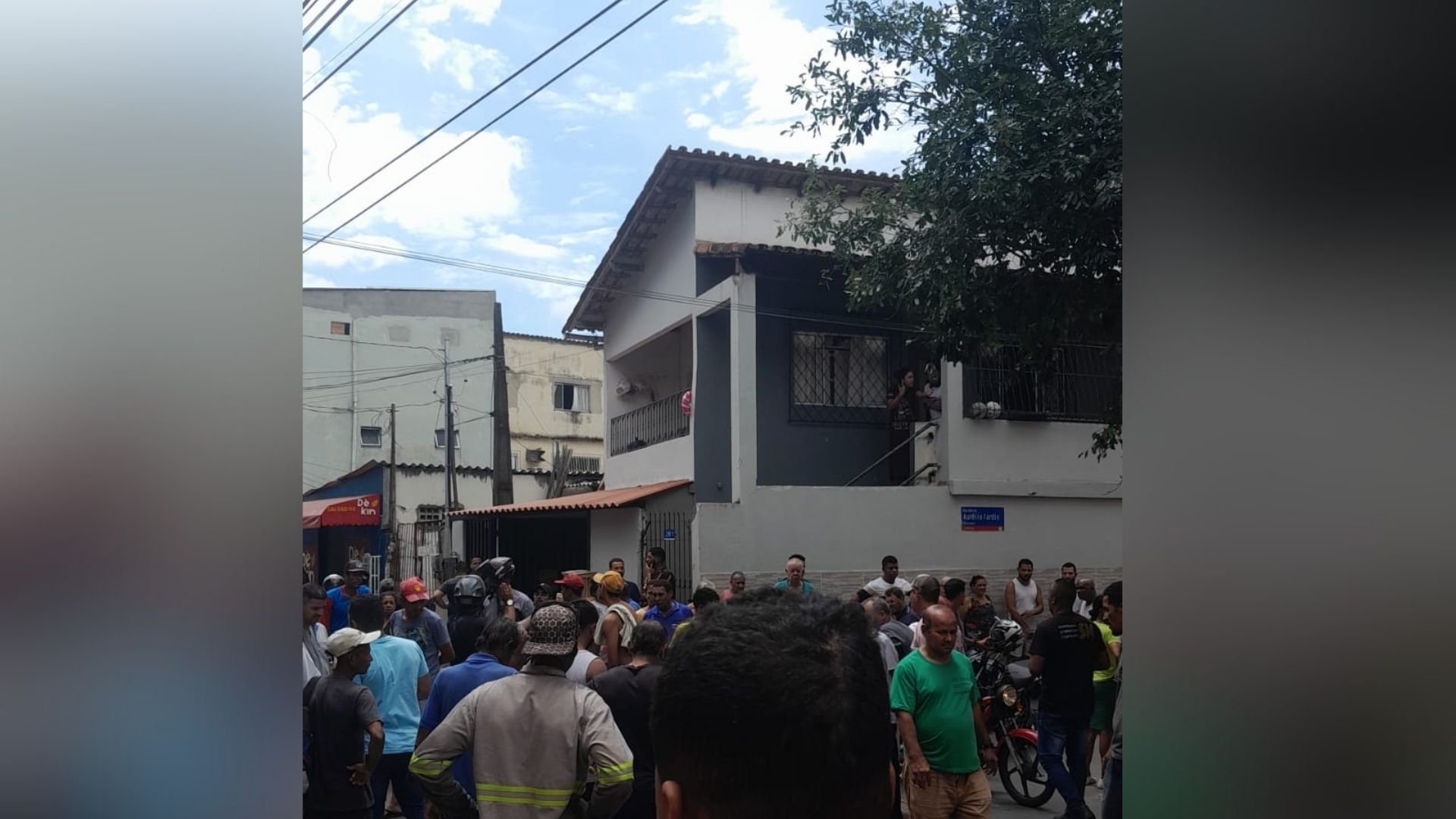 Adolescente é morto a tiros no meio da rua em Vitória e família