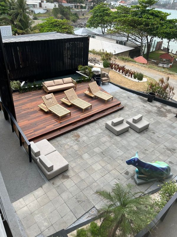 Heliomar Venâncio optou por uma intervenção mínima na estrutura do entorno, com paisagismo exuberante 