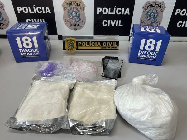 Material apreendido na casa do suspeito de vender  cocaína para caminhoneiros que trafegavam na Rodovia BR -262, em Viana. 