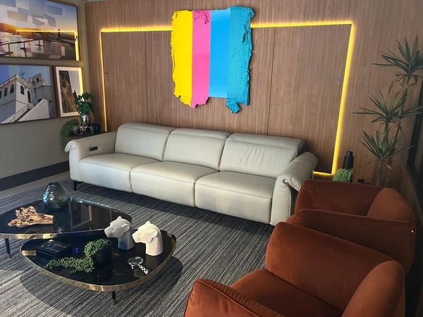 No ambiente, é possível encontrar três cabines instagramáveis e um estúdio para gravação de conteúdos em áudio, que conta com vidros com tratamento acústico, placas nas paredes e teto especial