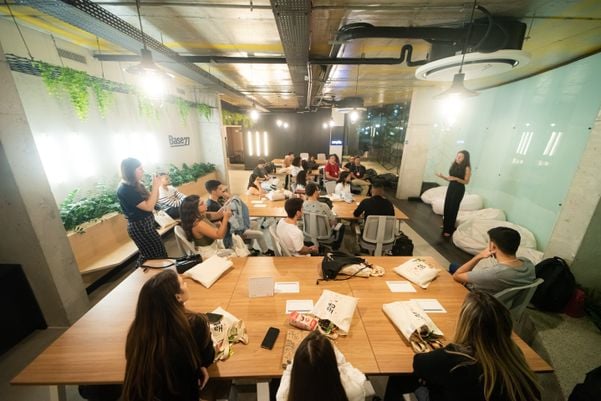 O Base27 se apoia em quatro pilares para guiar as empresas nesta jornada de inovação: conexão, conhecimento, imagem e espaço