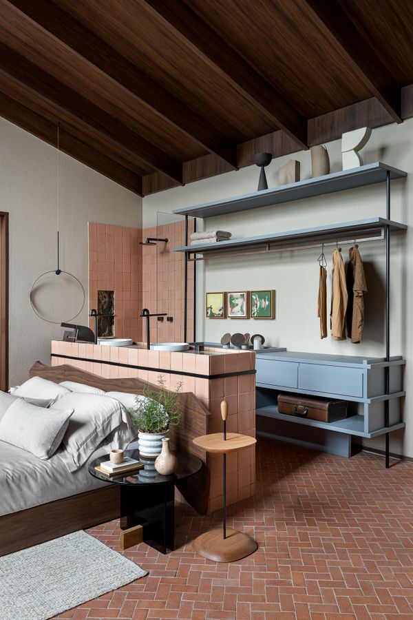 O cuidado na escolha dos mobiliários e adornos transmite uma sensação de calor e proteção, valorizando o design brasileiro, especialmente o capixaba