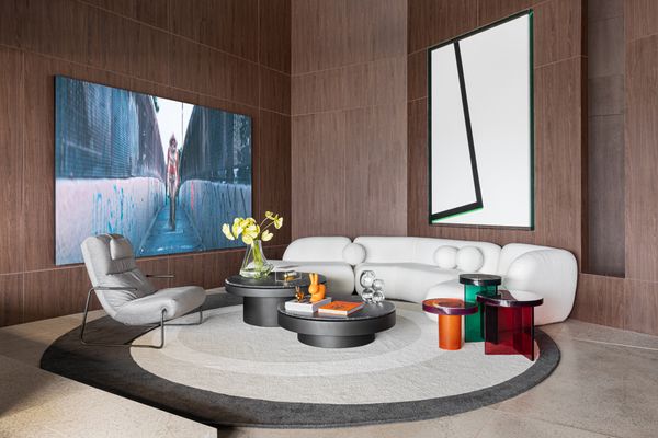 Uma divisória dá privacidade ao jovem casal, e os efeitos de iluminação e o mobiliário de design completam a linguagem urbana do profissional