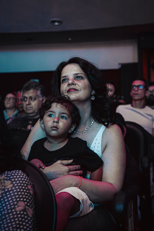 Aline Spinasse, esposa de Nano Vianna, acompanhou o show com o filho Gael no colo.