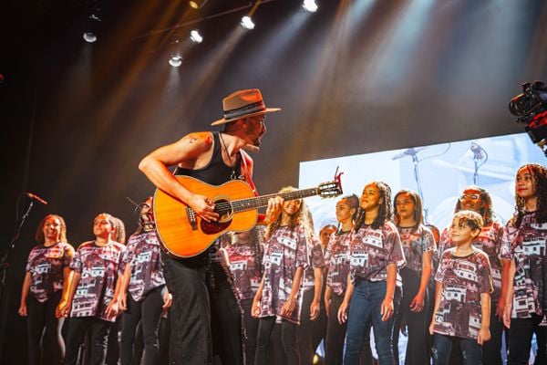 Cantor e compositor Nano Vianna com o Coral do Instituto Serenata de Favel
