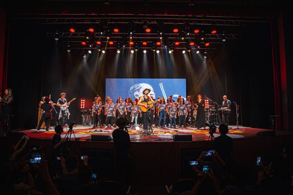 Cantor e compositor Nano Vianna com o Coral do Instituto Serenata de Favela