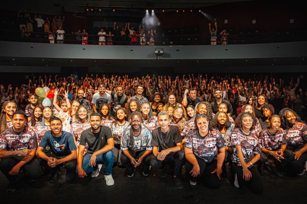 Cantor e compositor Nano Vianna com os participantes do show Nano Vianna - 20 anos. 