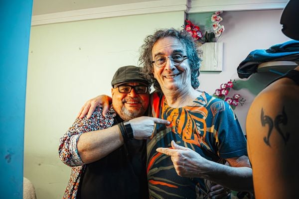 Chico Chagas e Carlos Papel no show Nano Vianna - 20 anos, no Teatro da Ufes