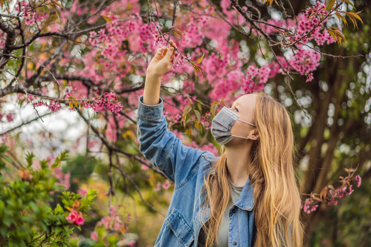 O pólen de flores e gramíneas, que é carregado pelo vento pode causar irritação nas mucosas nasais e na garganta e causar crises de asma e rinite