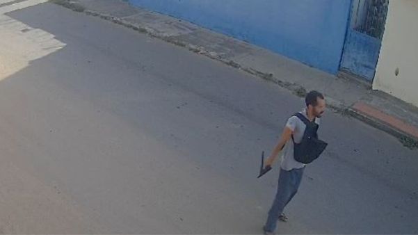Assalto ocorreu no meio da rua no bairro Parque Jacaraípe, na manhã de quinta-feira (5); vídeo mostra o homem engatilhando a submetralhadora caseira ao abordar a vítima