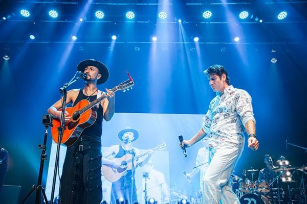 Nano Vianna com o convidado Amaro Lima no show Nano Vianna - 20 anos, no Teatro da Ufes