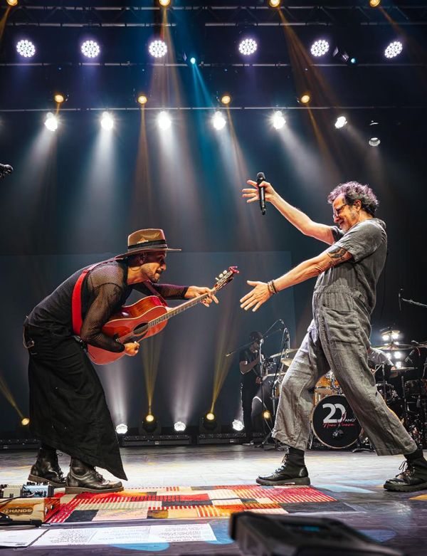 Nano Vianna com o convidado especial Paulinho Moska no show “Nano Vianna - 20 anos"