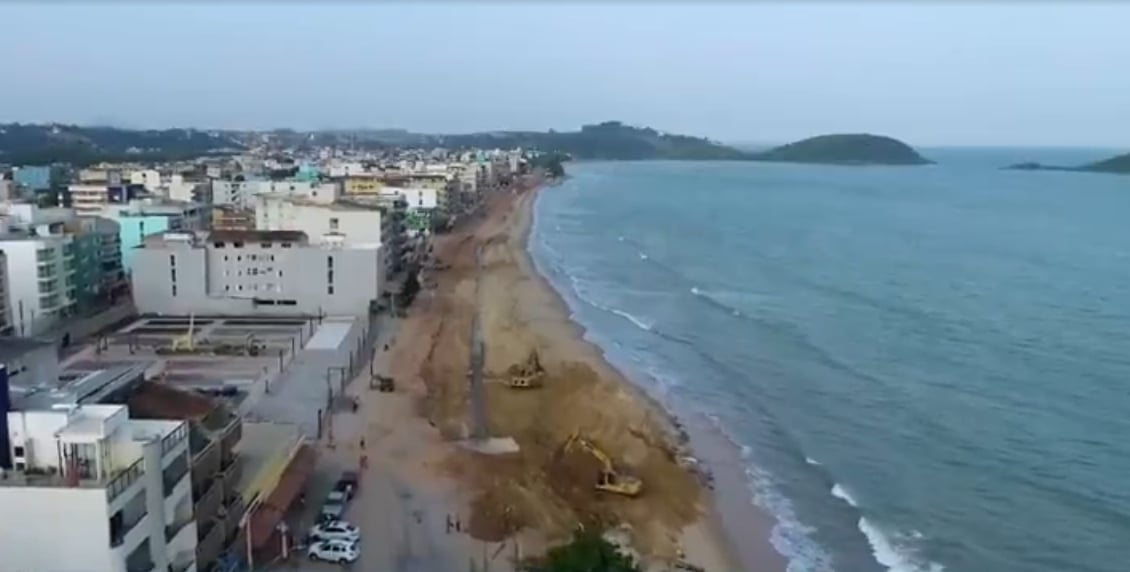 Avanço do mar chegou a destruir quiosques e a pista na orla da Praia Central; expectativas é que os trabalhos sejam concluídos até março de 2024