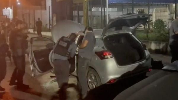 Ao todo, quatro corpos foram localizados pelos policiais dentro de dois carros, na Zona Oeste do Rio