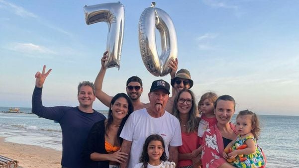 Bem-humorado, Ednei Bernabé comemorou 70 anos ao lado da família