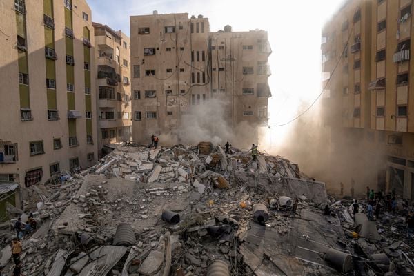 Escombros de edifício na Palestina após Israel revidar ataque feito pelo Hamas