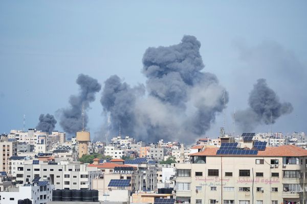 Fumaça sobe de uma explosão causada por um ataque aéreo israelense na Faixa de Gaza, neste sábado, 7 de outubro de 2023. O grupo palestino Hamas lançou ataque surpresa a partir da Faixa de Gaza em várias regiões de Israel