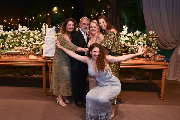 Bodas de Ouro de Michel e Cida Assbu com as filhas Marianne e Elisa e a neta Mariah