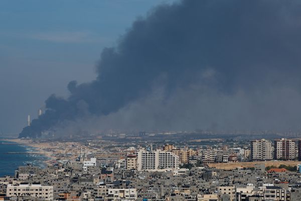 Fumaça é vista no território israelense após ataque do Hamas no sul da Faixa de Gaza 