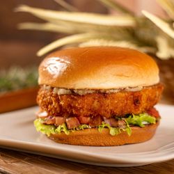 Hambúrguer de camarão da Bee Food para o Festival do Camarão 2023, em Conceição da Barra