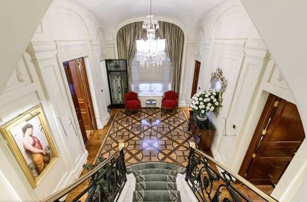 Com interiores do renomado arquiteto de palácios particulares William Henry Romaine-Walker, a propriedade reúne ainda salas de entretenimento capazes de receber até 150 convidados ao mesmo tempo. 