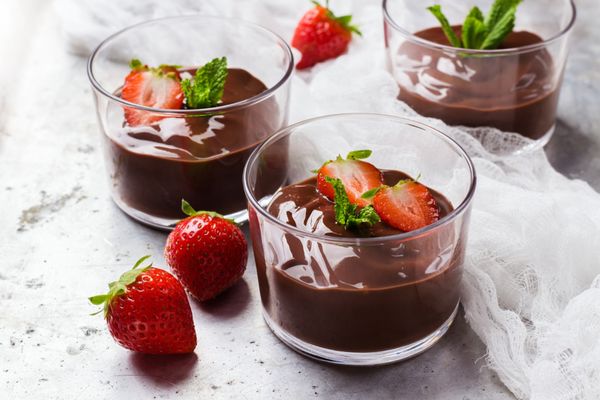 Aprenda a preparar opções simples, como creme de chocolate com morangos frescos, que ajudam a saciar a vontade de comer doce