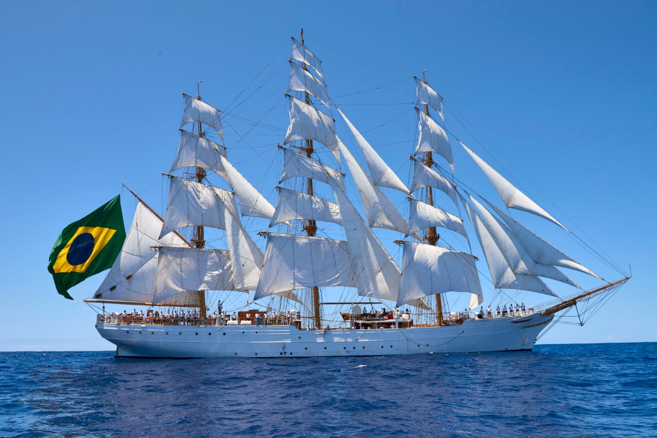 A embarcação Cisne Branco, da Marinha do Brasil, conta com 32 velas e foi tem estrutura inspirada em grandes embarcações do século XIX