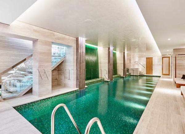 Possui também piscina, cinco banheiros, quatro salas de recepção, entre outros espaços