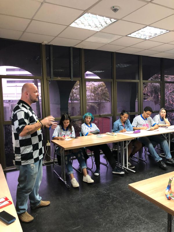 professor Felipe Dallorto, dando aula de roteiro no Lab Doc do Crias Lab