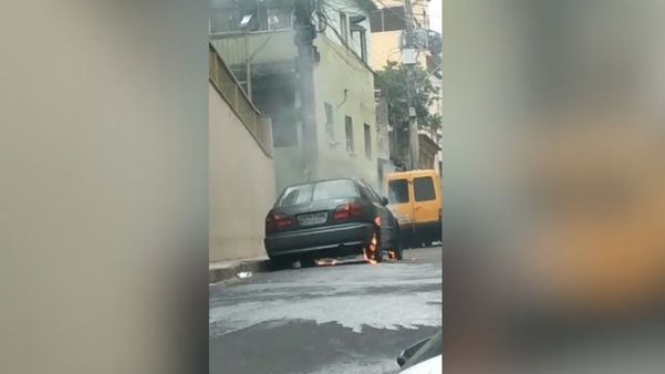 Carro de policial militar é incendiado no Bairro da Penha, em Vitória.