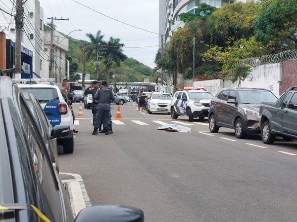 Corpo ficou no meio da rua Lúcio Bacelar, na Praia da Costa, em Vila Velha