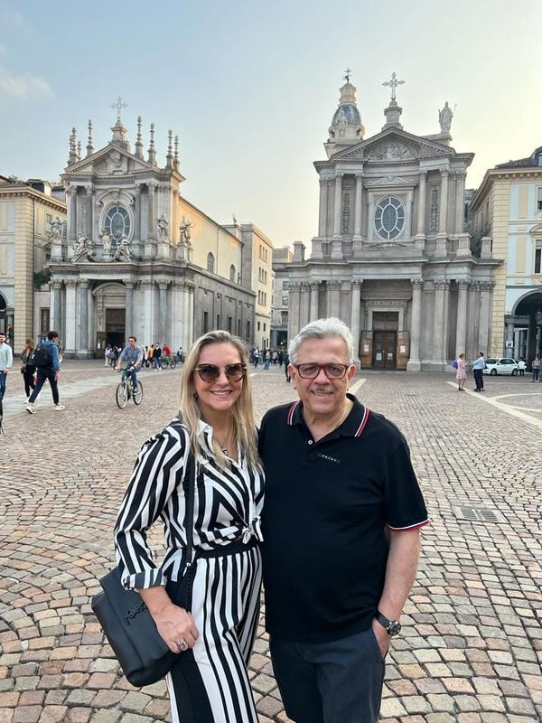 Dr. Ariosto Santos e Shirley Santos na Piazza San Carlo - Turim, Itália