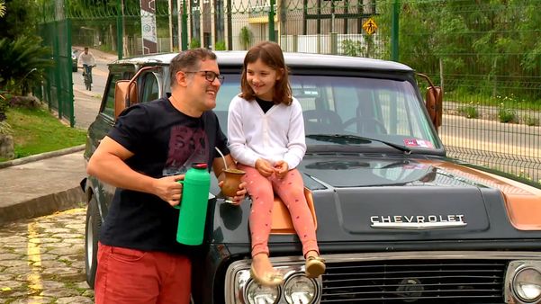 Fabrício Borelli e a filha Sofia compartilham a mesma paixão pelo carro Veraneio