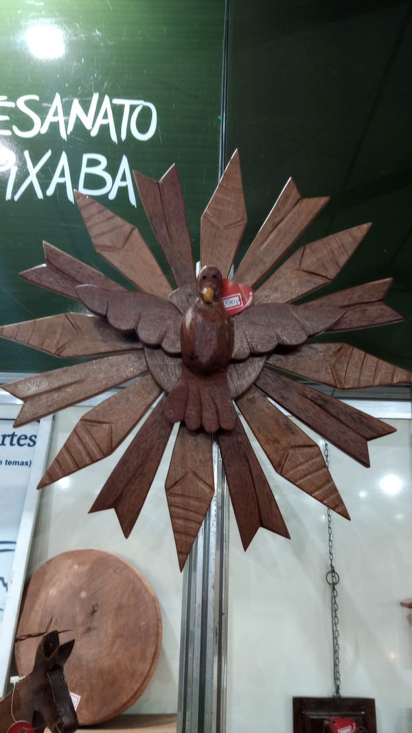 Obra entalhada na madeira feita pela artesã Roseane Bispo