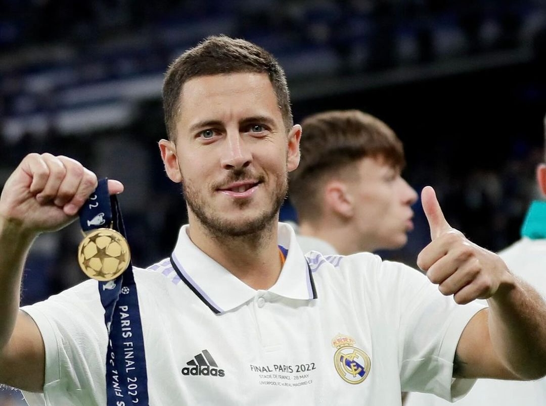 O jogador belga, que brilhou pelo Chelsea e jogou pela última vez com a camisa do Real Madrid, decidiu encerrar sua carreira de forma precoce em razão de uma série de problemas físicos
