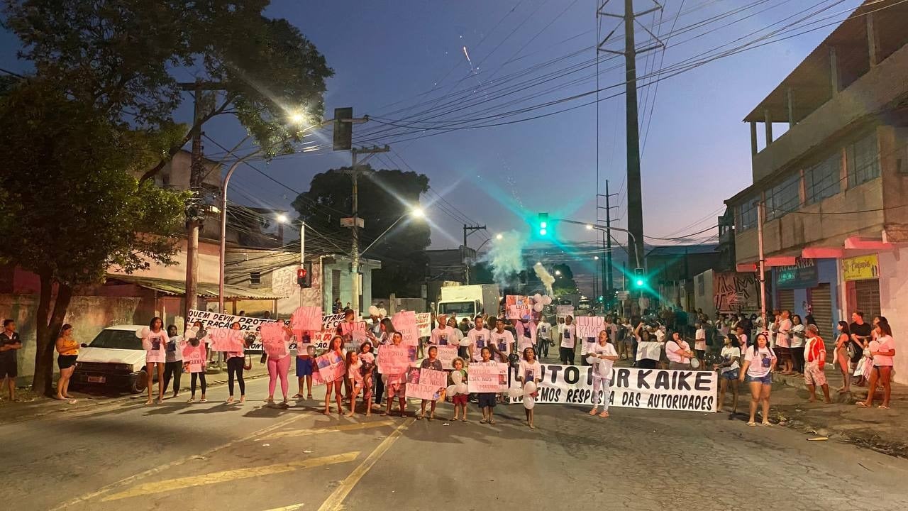 Manifestantes pedem respostas das autoridades pela morte de Kaique Ariel da Silva, de 21 anos, baleado durante um confronto policial há nove dias