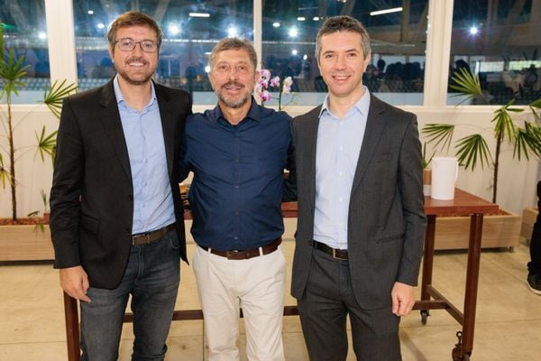 Danilo Sesik (CCO Zurich Airport Brasil), Américo Buaiz (presidente do Grupo Buaiz) e Ricardo Gesse (CEO Zurich Airport Brasil)