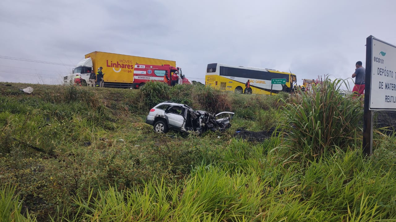 A Gazeta Acidente Entre Carro E ônibus Com Crianças Deixas Três Feridos Na Br 101 