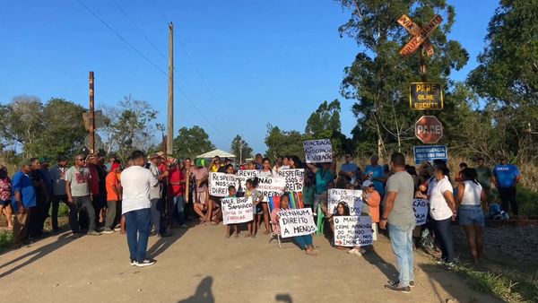 Indígenas fecham ferrovia em Aracruz. Eles querem acordo por conta da tragédia da Samarco