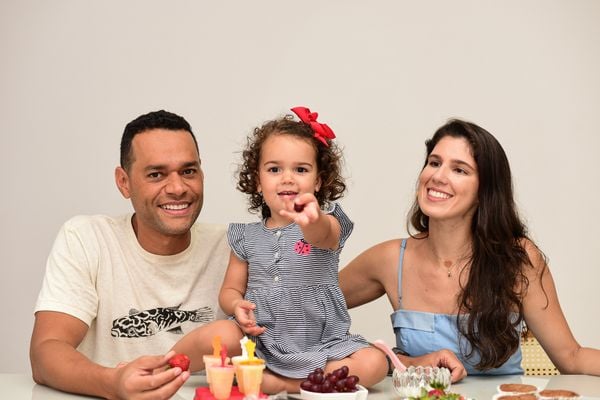 Júlio Balesttrero e Renata Machado com a filha Elisa. Entrevista sobre alimentação infantil